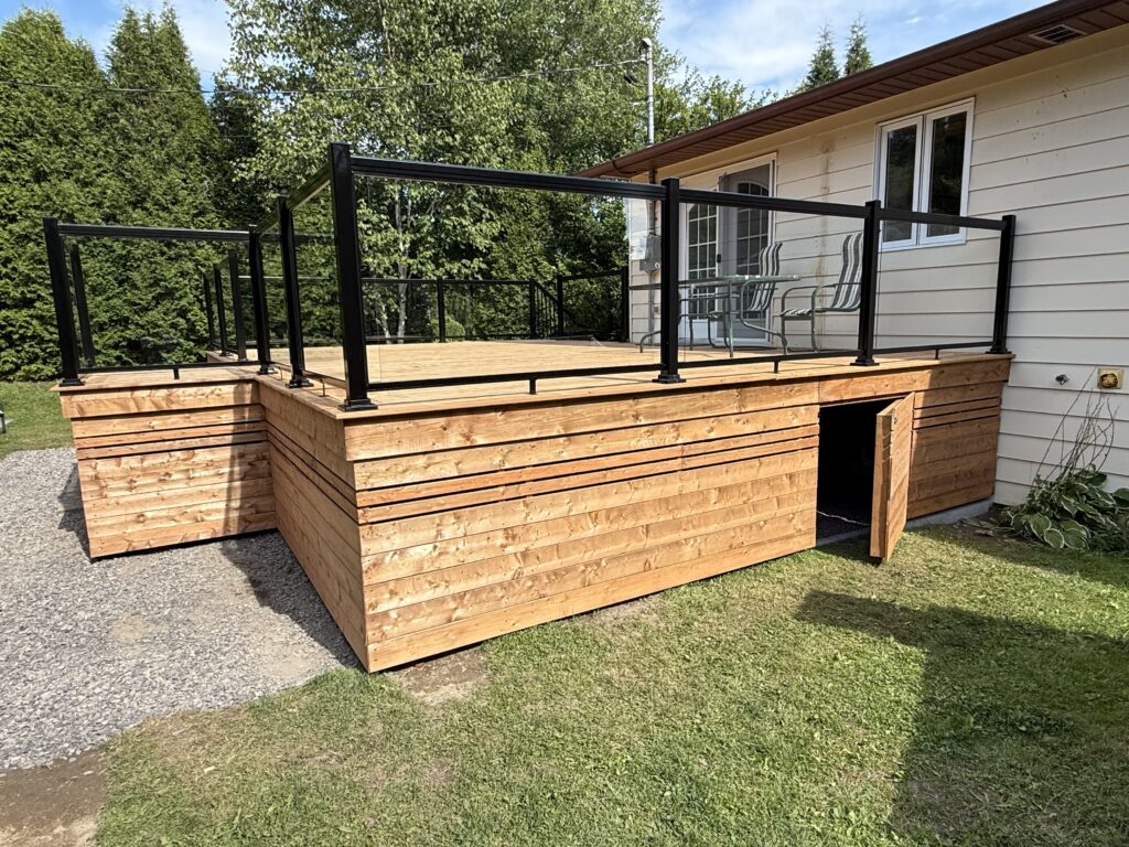 Patio en bois, garde-corps de verre